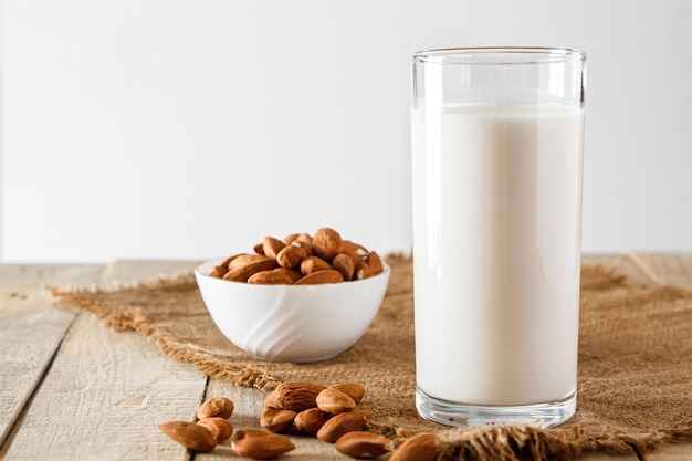 Ein Glas Mandelmilch auf weißem Hintergrund Laktosefreie pflanzliche Diätmilch Glutenfrei