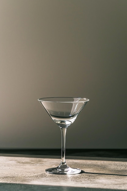 Ein Glas Martini sitzt auf einem Tisch