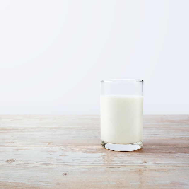 Ein Glas Milch auf dem Tisch