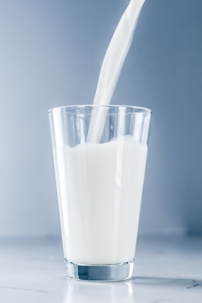 Ein Glas Milch auf Marmortisch