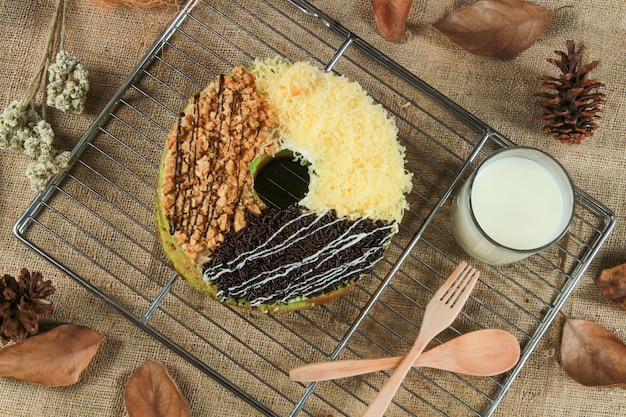 Ein Glas Milch und ein Teller mit Essen mit verschiedenen Geschmacksrichtungen darauf.