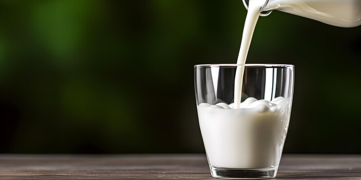 Foto ein glas milch wird in ein glas gegossen.