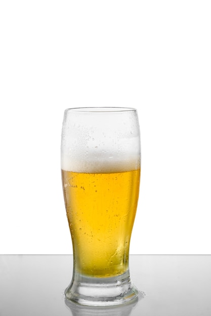 ein Glas mit Bier auf weißem Hintergrund