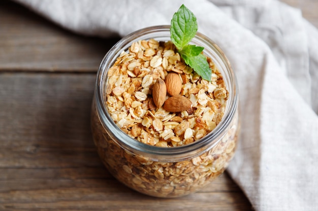 Ein Glas mit hausgemachtem Müsli