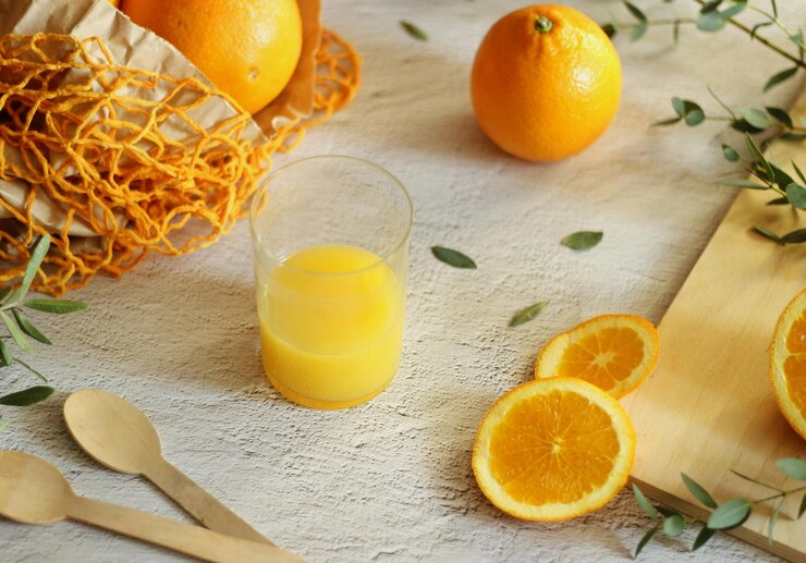 Ein Glas natürlicher, frisch gepresster, umweltfreundlicher, hausgemachter Orangensaft in einem Glas und Orangen