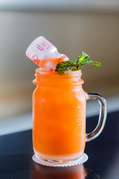 Foto ein glas orangengetränk mit einem etikett, auf dem ingwer steht