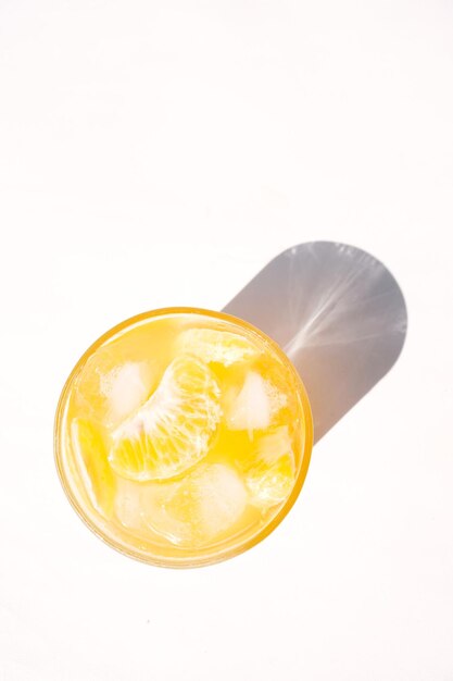 Ein Glas Orangensaft, isoliert auf weißem Hintergrund