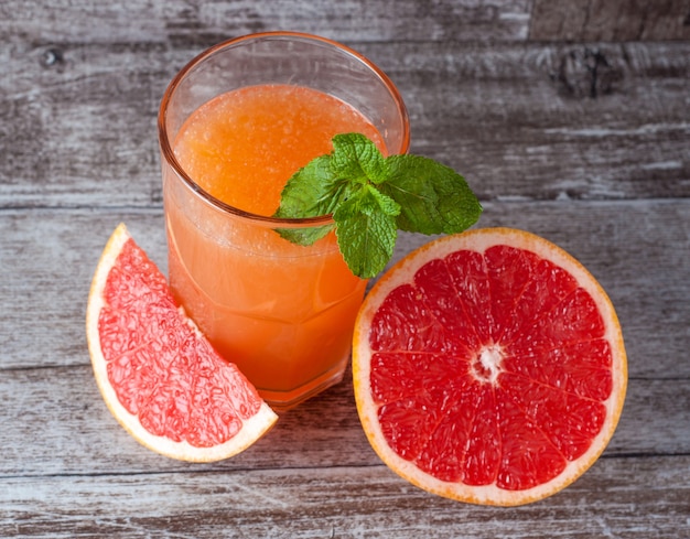 Ein Glas reife Pampelmuse mit Saft