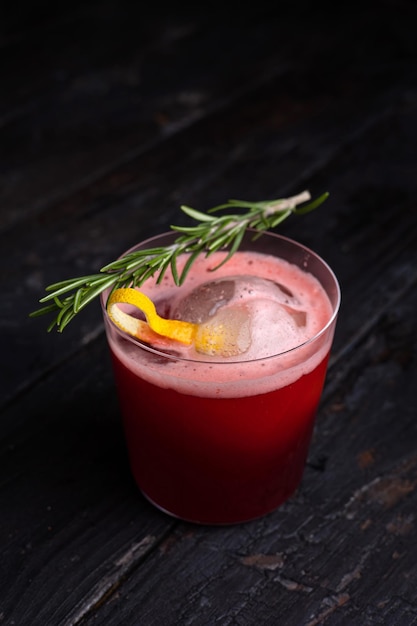 ein Glas rosa Getränk mit einer Ananas darauf