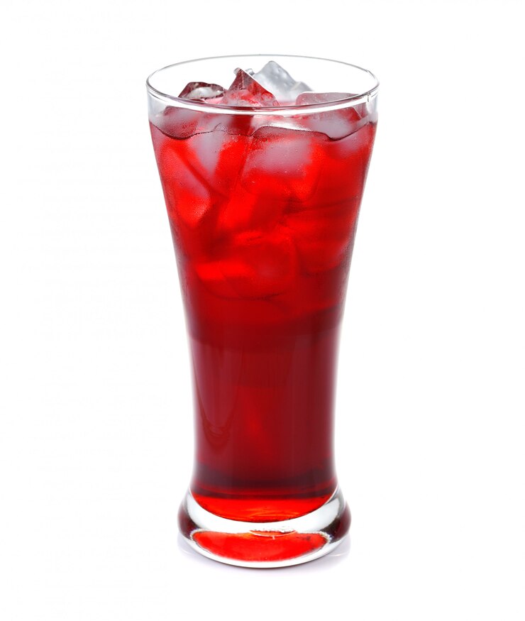 Ein Glas rotes Soda mit dem Eis getrennt auf Weiß