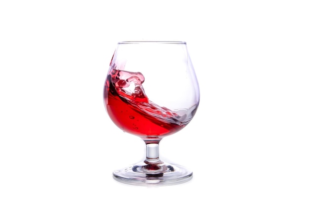 Ein Glas Rotwein auf weißem Hintergrund bewegen