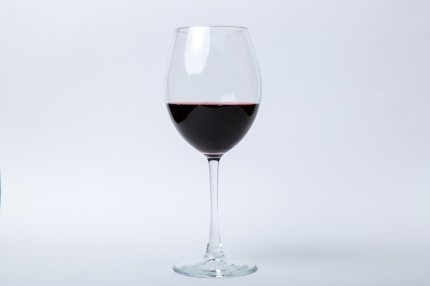 Ein Glas Rotwein bei der Weinprobe Konzept des Rotweins auf farbigem Hintergrund Draufsicht flaches Laiendesign