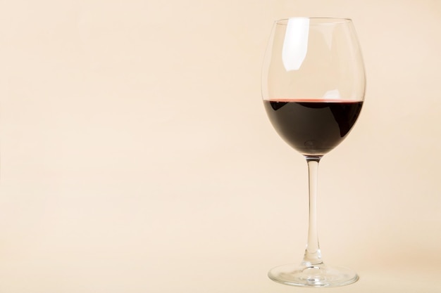 Ein Glas Rotwein bei der Weinprobe Konzept des Rotweins auf farbigem Hintergrund Draufsicht flaches Laiendesign