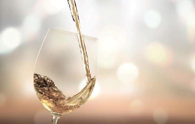 Ein Glas schmackhafter süßer Wein bei einem Weinprobenkonzept