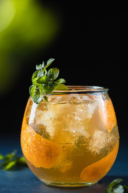 Ein Glas Scotch Whisky mit Orangensaft