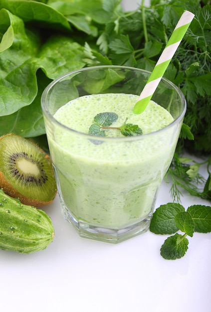 Ein Glas Smoothie mit grünem Gemüse und Spinat