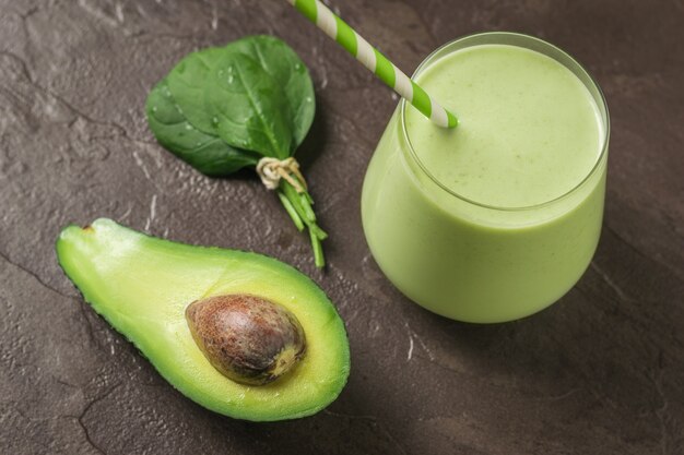 Ein Glas Spinat und Avocado auf einem Steintisch. Fitnessprodukt. Diätetische Sporternährung.