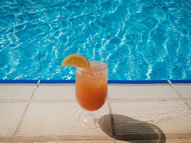 Ein Glas traditioneller italienischer Aperol Spritz Cocktail am Pool