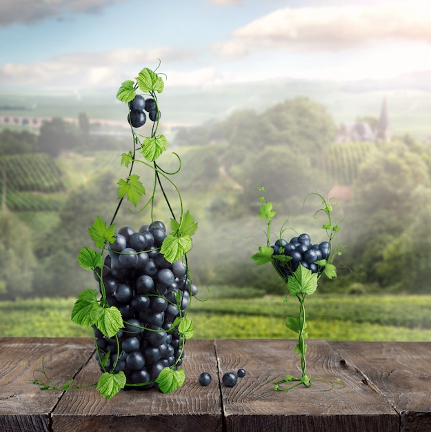 ein Glas und eine Flasche Wein aus einer Rebe auf einem alten Holztisch