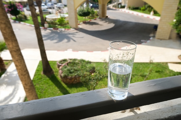 Ein Glas Wasser auf dem Balkon des Hotelzimmers. Rest ist alles inklusive.