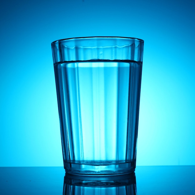 Ein Glas Wasser auf einem blauen Hintergrund