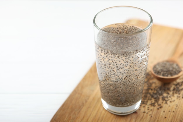 Ein Glas Wasser mit Chiasamen Superfood Nahrungsergänzungsmittel