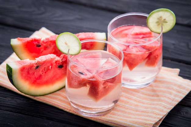Ein Glas Wasser mit Wassermelone