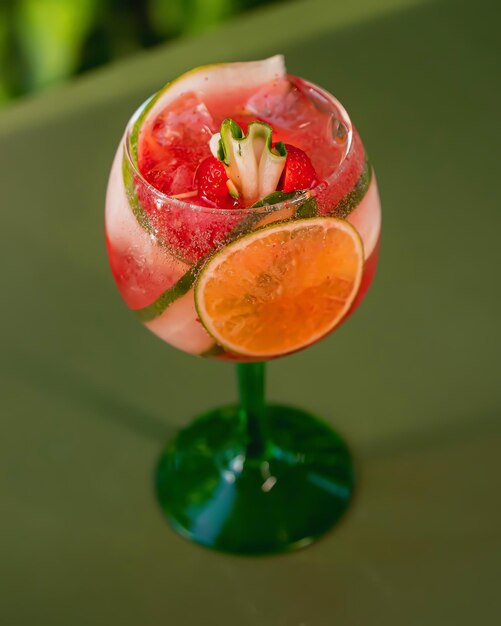 Ein Glas Wassermelonen- und Orangensaft mit grüner Basis.