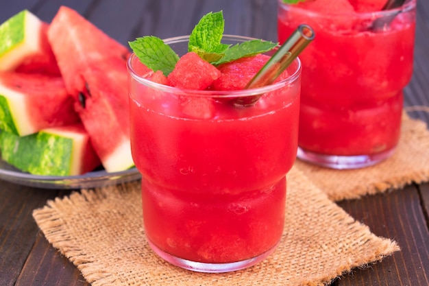 Ein Glas Wassermelonensaft mit einem Strohhalm