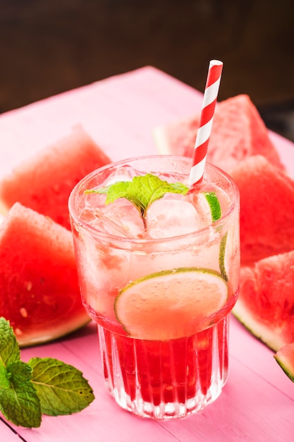 Ein Glas Wassermelonensaft