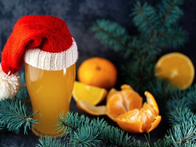 Ein Glas Weihnachtsbier mit Orangen