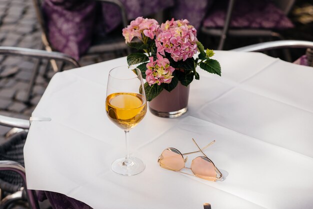 Ein Glas Wein auf dem Tisch eines schönen Coffeeshops mitten in Europa. Sich ausruhen