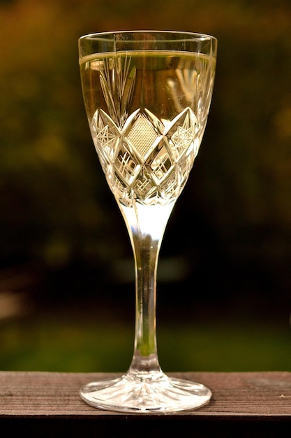 Ein Glas Wein mit dem Wort „Champagner“ darauf