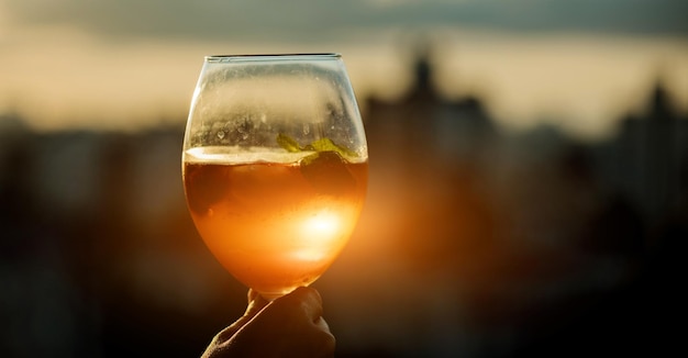 Ein Glas Wein oder Champagner bei Sonnenuntergang