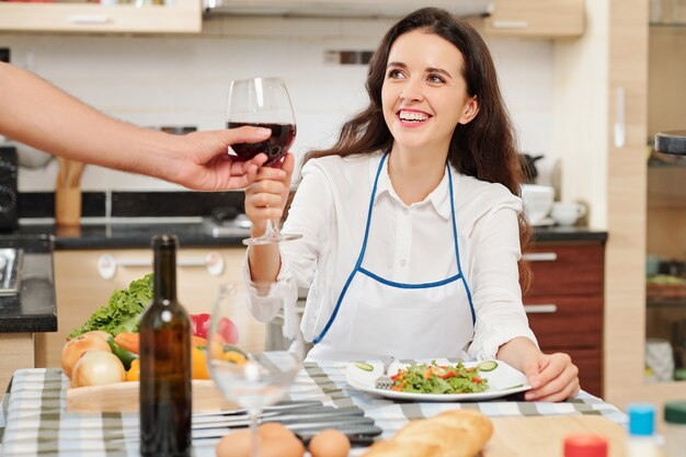 Ein Glas Wein zum Abendessen