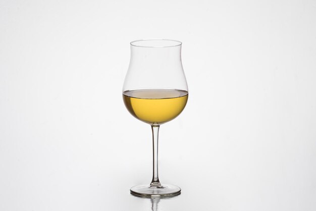 Ein Glas Weißwein Tulpenglas Önologie Weinkellereien weißer HintergrundxA