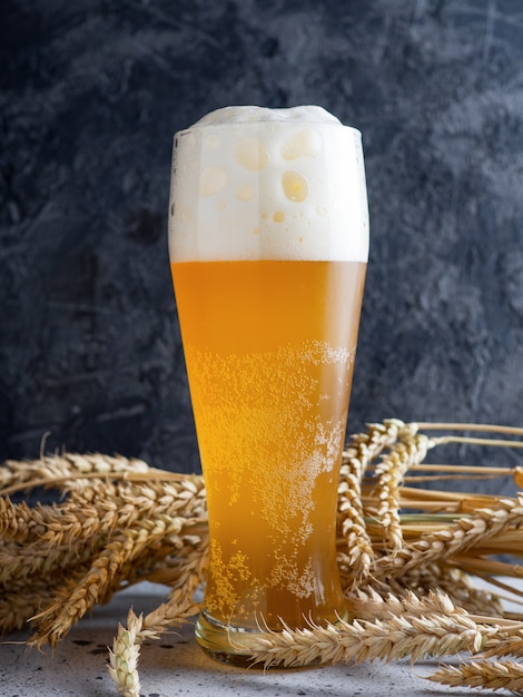 Ein Glas Weizenbier mit einer Schaumkappe