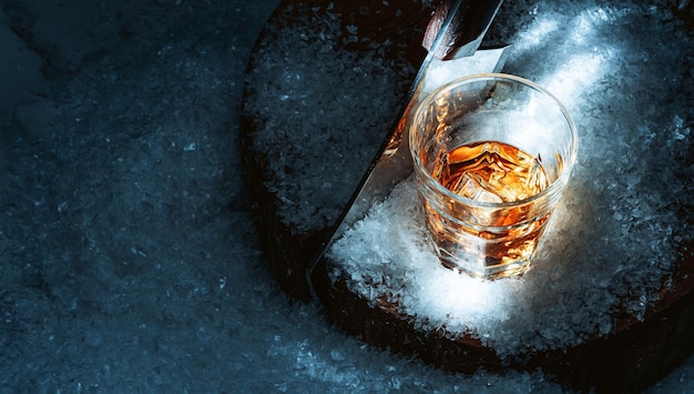 Ein Glas Whiskey im Schnee Konzept eines wärmenden Getränks an einem kalten Winterabend