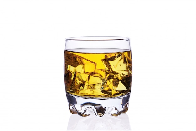 Ein Glas Whisky mit Eiswürfeln auf einem weißen Hintergrundisolat.