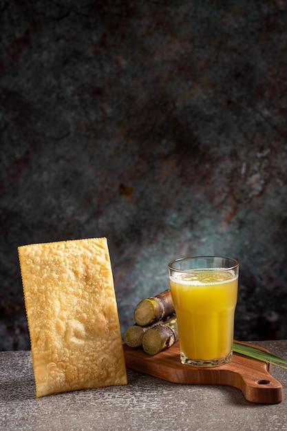 Ein Glas Zuckerrohrsaft mit gebratenem Gebäck Typischer brasilianischer Snack