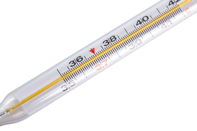 Ein Glasthermometer zum Messen der Temperatur des menschlichen Körpers, weißer Hintergrund.