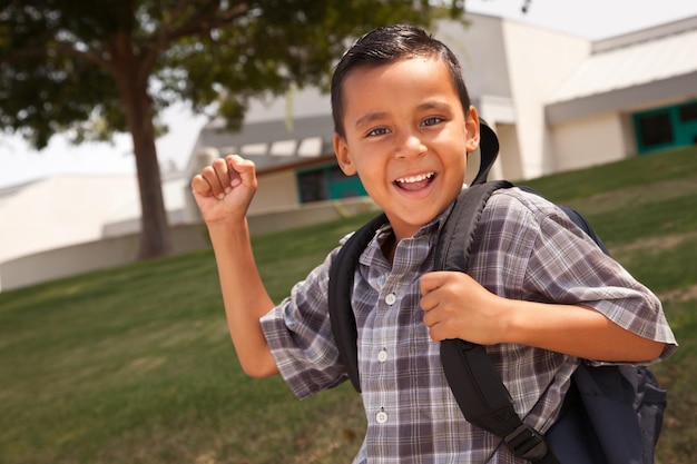 Foto ein glücklicher hispanischer junge bereit für die schule