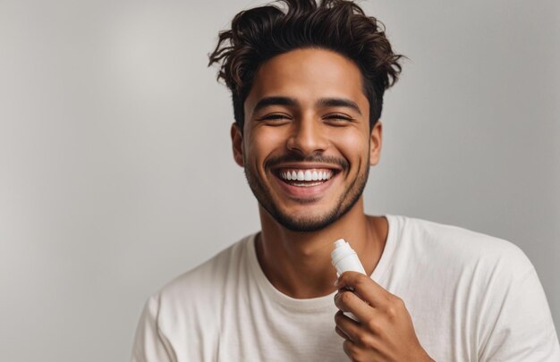 Ein glücklicher junger hispanischer Mann mit kurzen Haaren in weißen T-Shorts lacht mit Stolz und Freude, während er