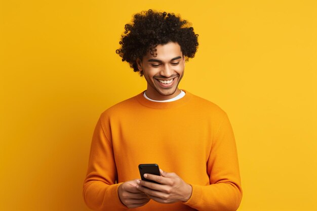 Ein glücklicher lateinamerikanischer Mann mit Telefon im Hintergrund von Mustard Studio