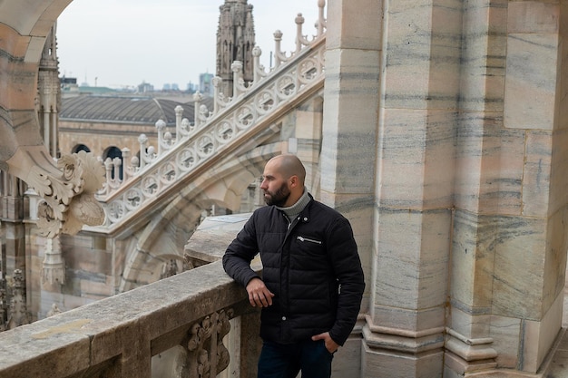 Foto ein glücklicher mann vor der kathedrale duomo in mailand