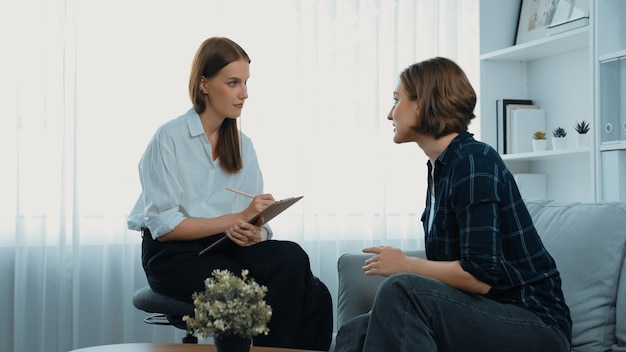 Ein glücklicher Patient und ein Psychologe unterhalten sich in der Klinik.