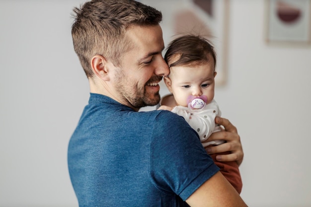 Foto ein glücklicher vater, der seine kleine tochter umarmt