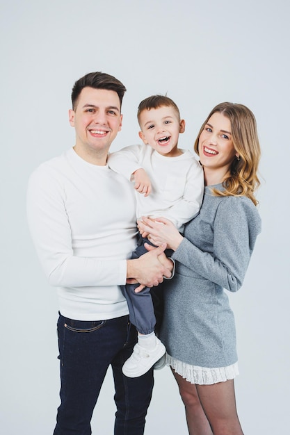 Ein glückliches Ehepaar mit einem kleinen Sohn Mutter, Vater und lächelnder Sohn Stilvolle Familie