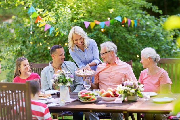 Foto ein glückliches familienessen oder eine sommergartenfeier