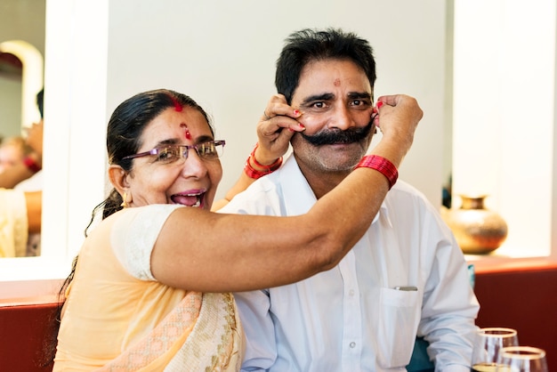 Ein glückliches indisches Paar, das zusammen Zeit verbringt